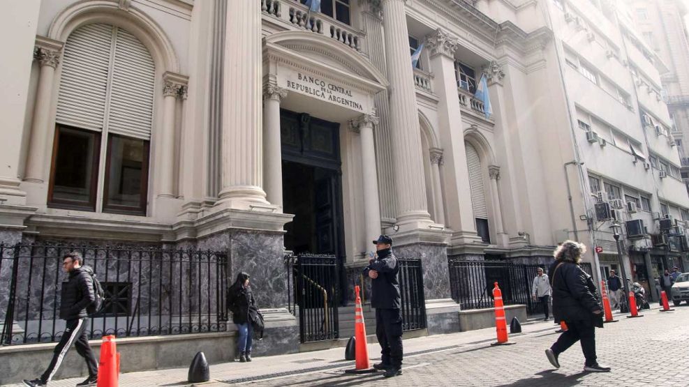 Alerta reservas: el BCRA cedió más del 70% de los dólares que compró y crece la sangría de divisas