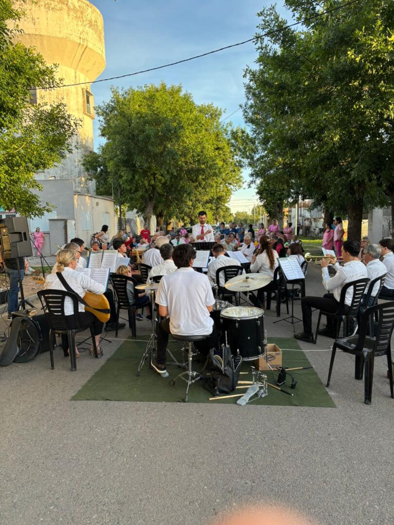 Los adultos mayores de la Residencia Papa Francisco disfrutaron de un concierto de la Banda Municipal Rivadavia Cavallaro